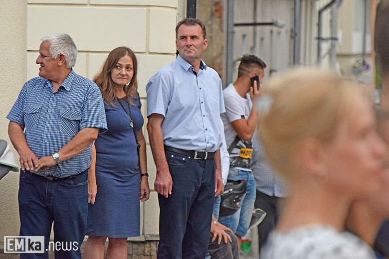 Obchody Święta Wojska Polskiego na rynku dolnym w Środzie Śląskiej