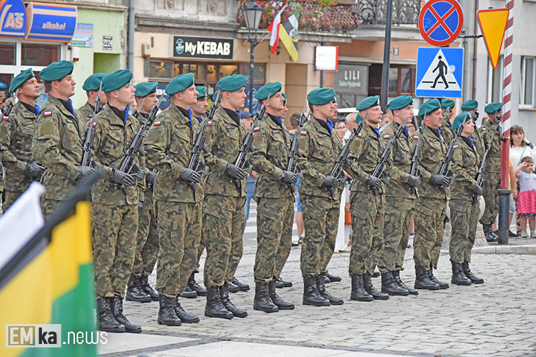 Obchody Święta Wojska Polskiego na rynku dolnym w Środzie Śląskiej