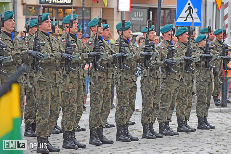 Obchody Święta Wojska Polskiego na rynku dolnym w Środzie Śląskiej