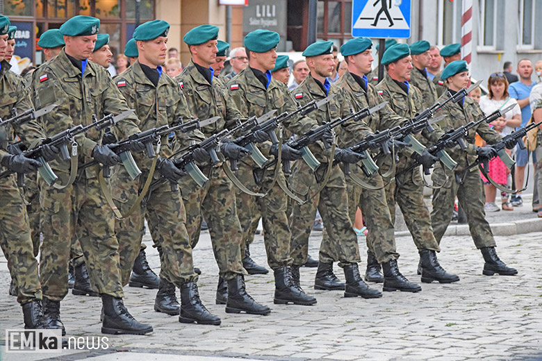 Obchody Święta Wojska Polskiego na rynku dolnym w Środzie Śląskiej