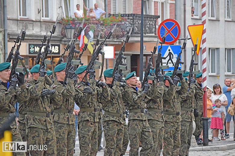 Obchody Święta Wojska Polskiego na rynku dolnym w Środzie Śląskiej