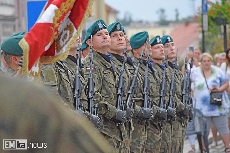 Obchody Święta Wojska Polskiego na rynku dolnym w Środzie Śląskiej