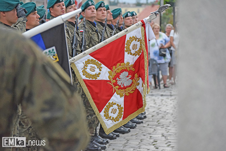 Obchody Święta Wojska Polskiego na rynku dolnym w Środzie Śląskiej