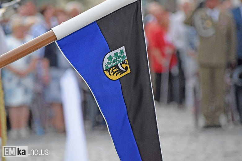 Obchody Święta Wojska Polskiego na rynku dolnym w Środzie Śląskiej