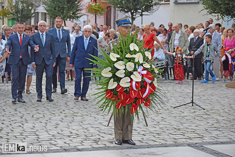 Obchody Święta Wojska Polskiego na rynku dolnym w Środzie Śląskiej