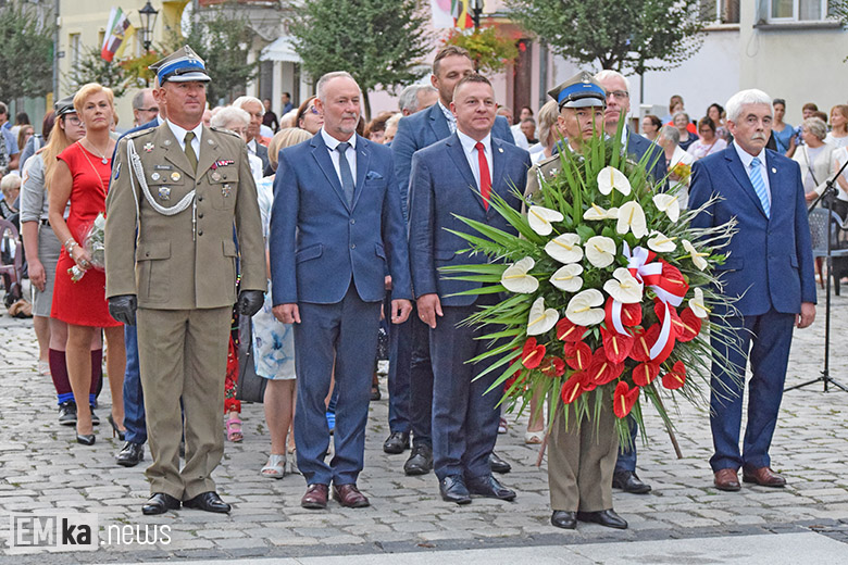 Obchody Święta Wojska Polskiego na rynku dolnym w Środzie Śląskiej