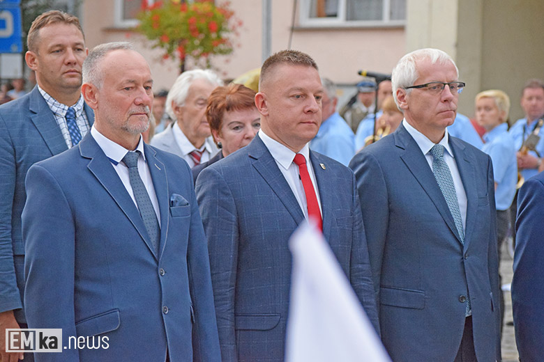 Obchody Święta Wojska Polskiego na rynku dolnym w Środzie Śląskiej