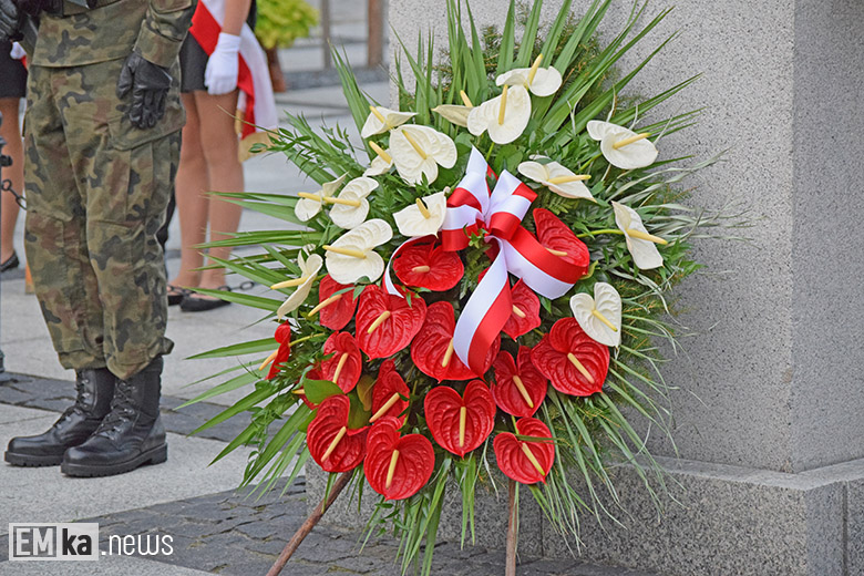 Obchody Święta Wojska Polskiego na rynku dolnym w Środzie Śląskiej