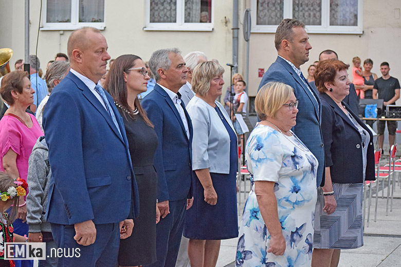 Obchody Święta Wojska Polskiego na rynku dolnym w Środzie Śląskiej