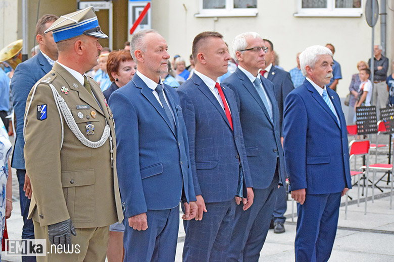 Obchody Święta Wojska Polskiego na rynku dolnym w Środzie Śląskiej