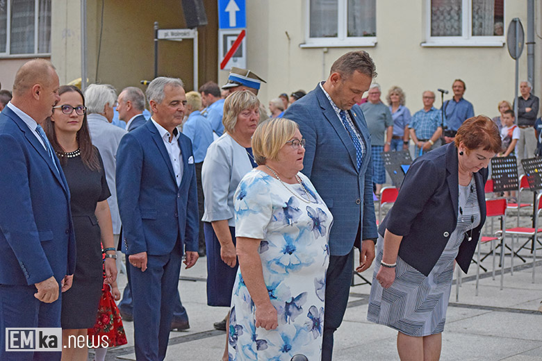 Obchody Święta Wojska Polskiego na rynku dolnym w Środzie Śląskiej