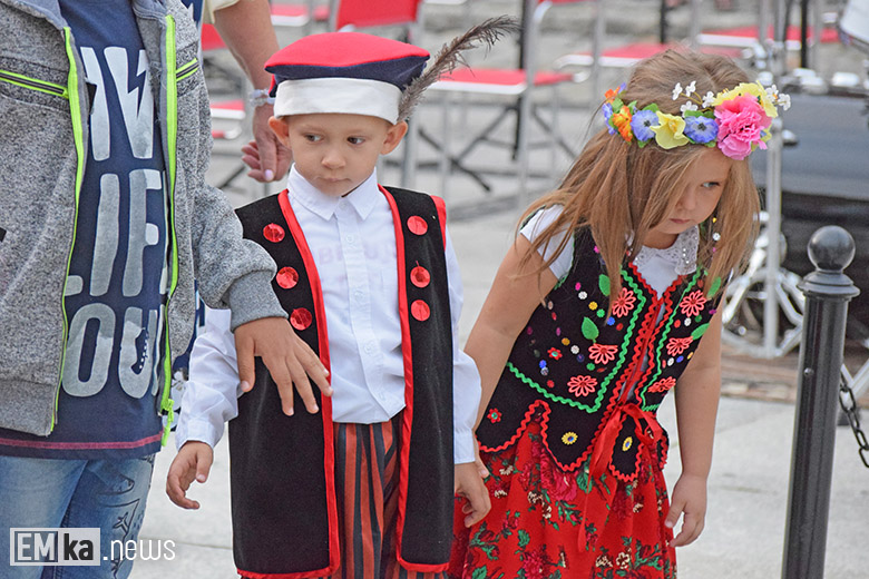 Obchody Święta Wojska Polskiego na rynku dolnym w Środzie Śląskiej