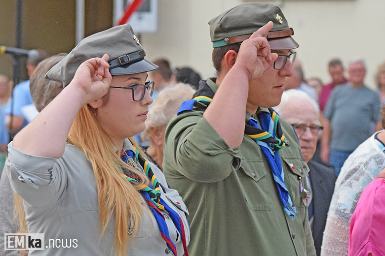 Obchody Święta Wojska Polskiego na rynku dolnym w Środzie Śląskiej