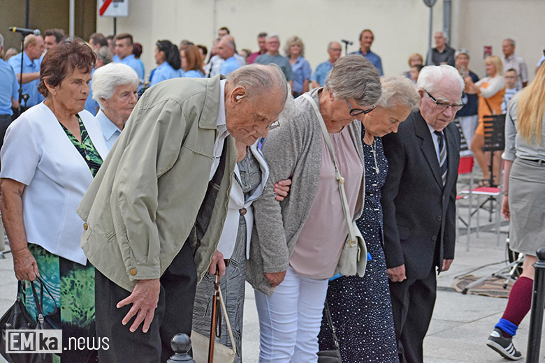 Obchody Święta Wojska Polskiego na rynku dolnym w Środzie Śląskiej