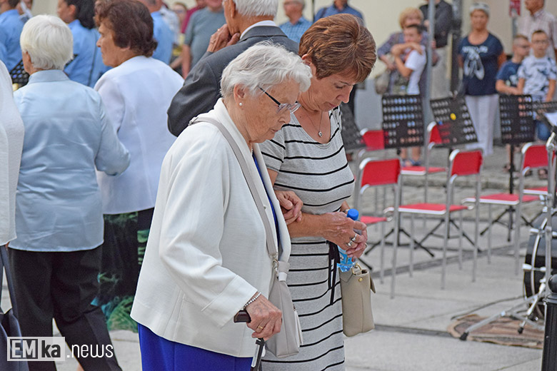 Obchody Święta Wojska Polskiego na rynku dolnym w Środzie Śląskiej