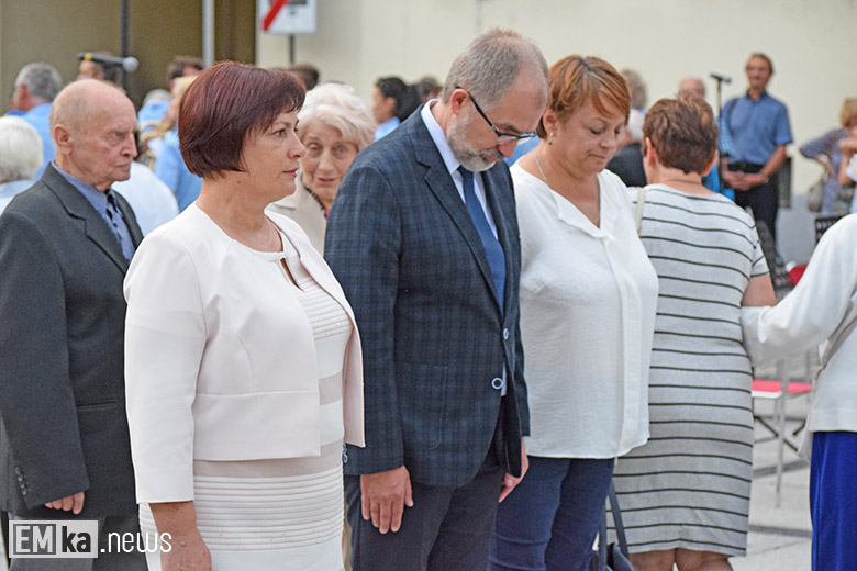 Obchody Święta Wojska Polskiego na rynku dolnym w Środzie Śląskiej