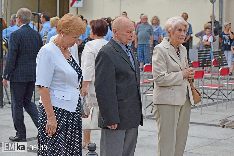 Obchody Święta Wojska Polskiego na rynku dolnym w Środzie Śląskiej