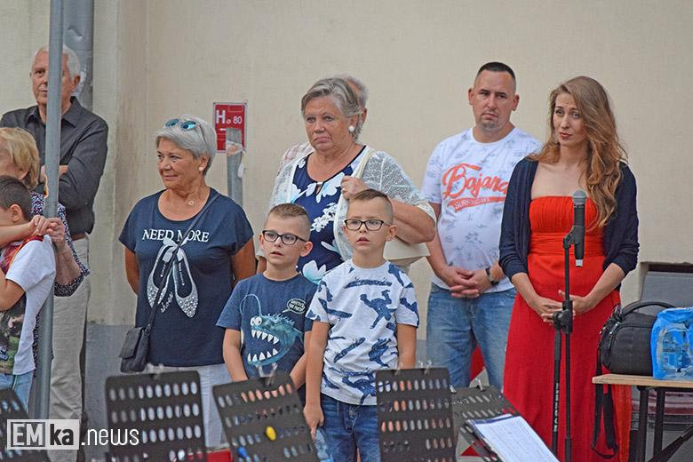 Obchody Święta Wojska Polskiego na rynku dolnym w Środzie Śląskiej