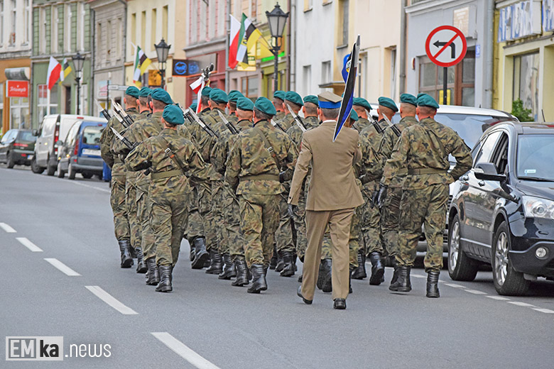 Obchody Święta Wojska Polskiego na rynku dolnym w Środzie Śląskiej