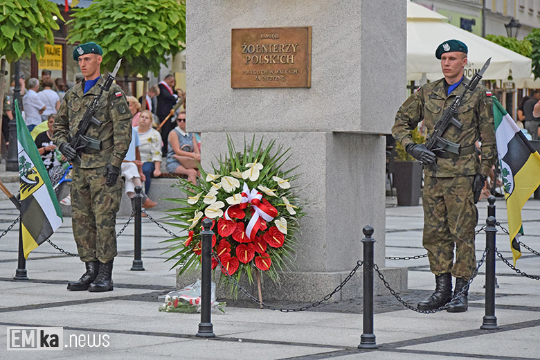 Obchody Święta Wojska Polskiego na rynku dolnym w Środzie Śląskiej