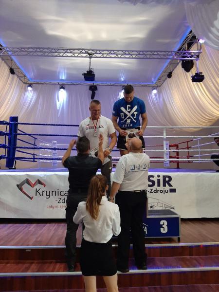 Przedstawiciele ochotniczych straży pożarnych oraz średzkiego klubu Glory z 4 medalami