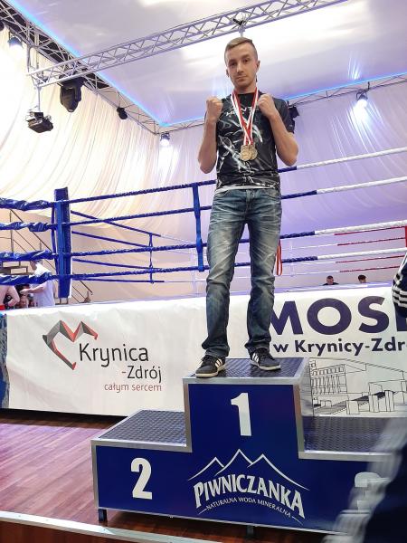 Przedstawiciele ochotniczych straży pożarnych oraz średzkiego klubu Glory z 4 medalami