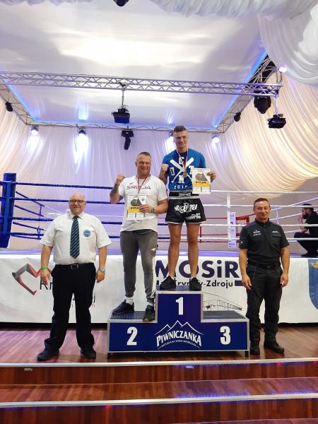 Przedstawiciele ochotniczych straży pożarnych oraz średzkiego klubu Glory z 4 medalami