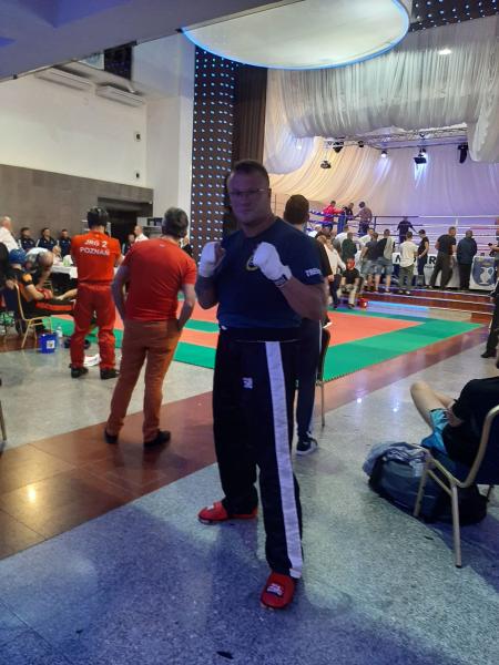 Przedstawiciele ochotniczych straży pożarnych oraz średzkiego klubu Glory z 4 medalami