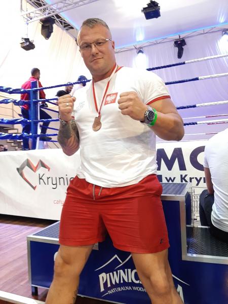 Przedstawiciele ochotniczych straży pożarnych oraz średzkiego klubu Glory z 4 medalami