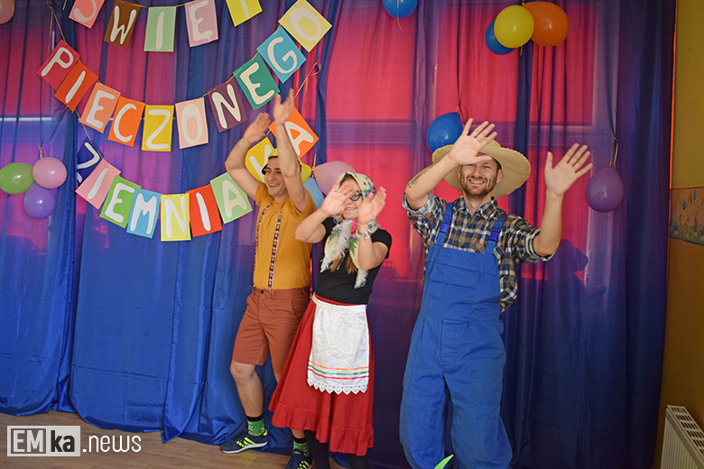 "Rzepka" w wykonaniu rodziców w przedszkolu w Malczycach