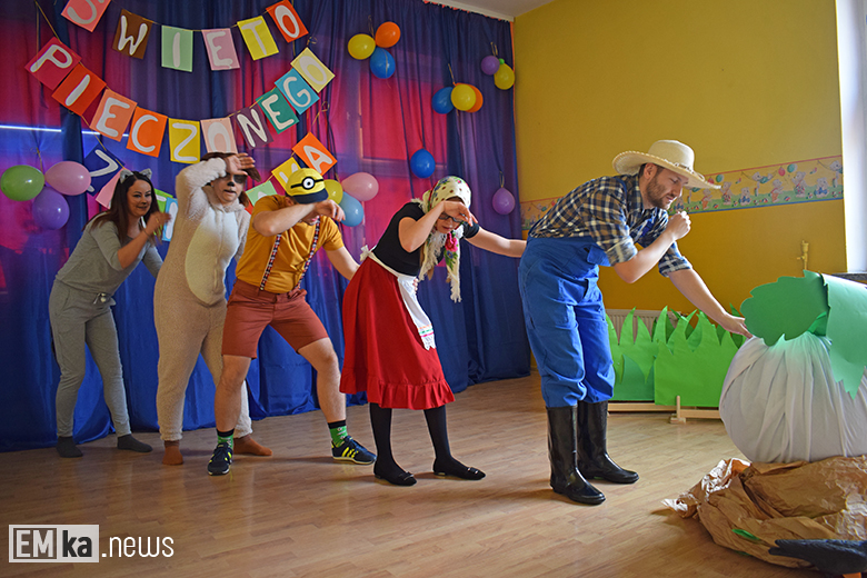 "Rzepka" w wykonaniu rodziców w przedszkolu w Malczycach