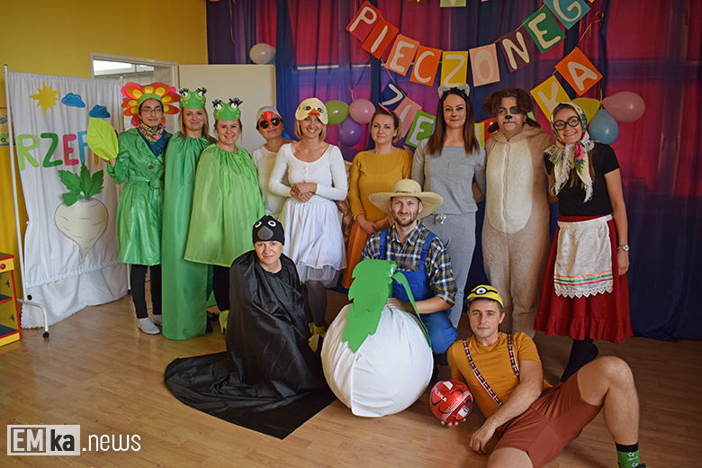 "Rzepka" w wykonaniu rodziców w przedszkolu w Malczycach