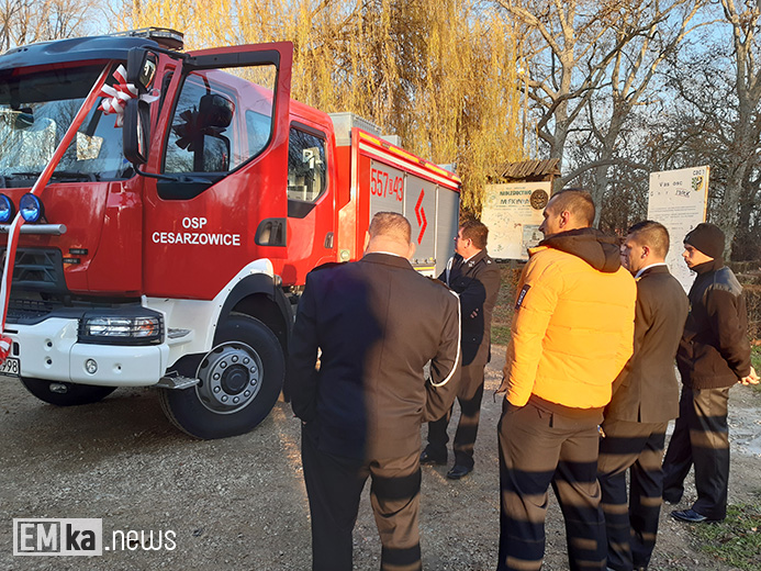 Przekazanie wozu strażackiego