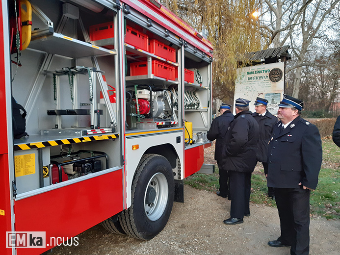 Przekazanie wozu strażackiego