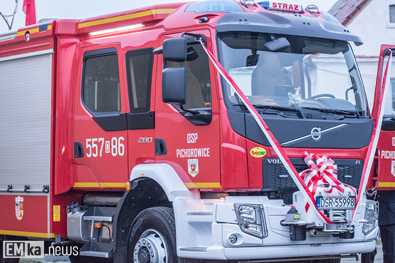 Przekazanie auta strażakom