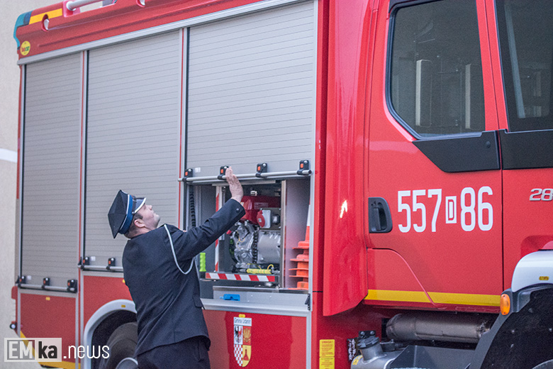 Przekazanie auta strażakom