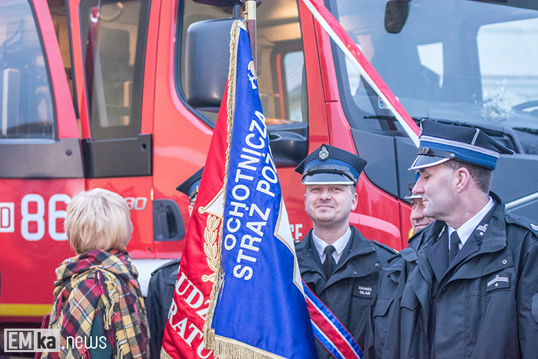Przekazanie auta strażakom