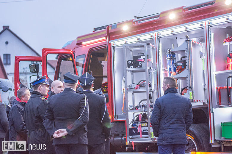 Przekazanie auta strażakom