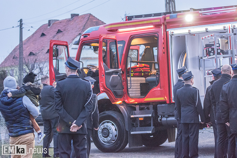 Przekazanie auta strażakom