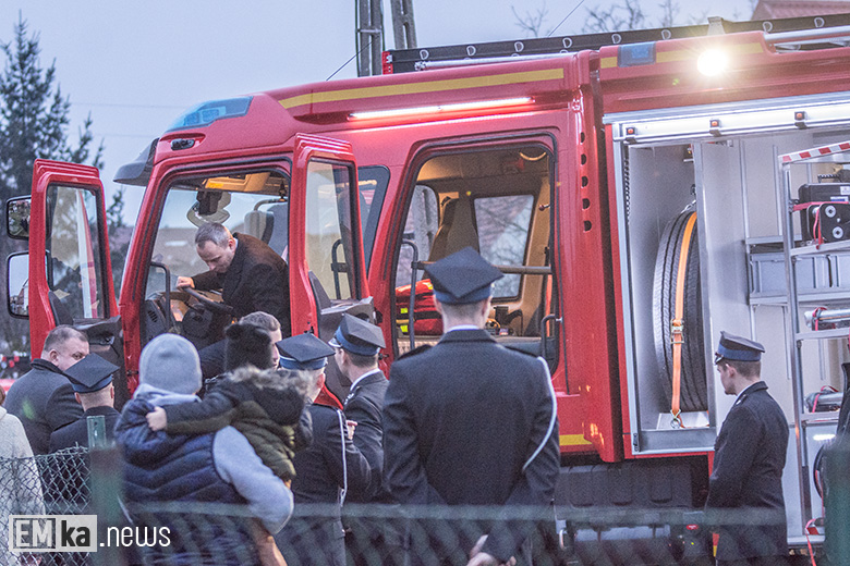 Przekazanie auta strażakom