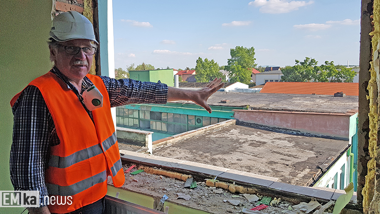 Piotr Kirziejonek. W tle budynek, który będzie wyburzany przy udziale ekipy TVN Turbo - Wyburzacze