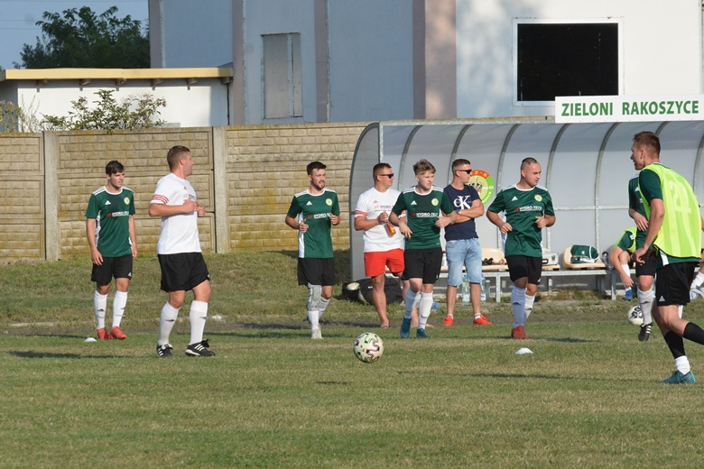 Pierwszy pojedynek Zielonych Rakoszyce w A-klasie