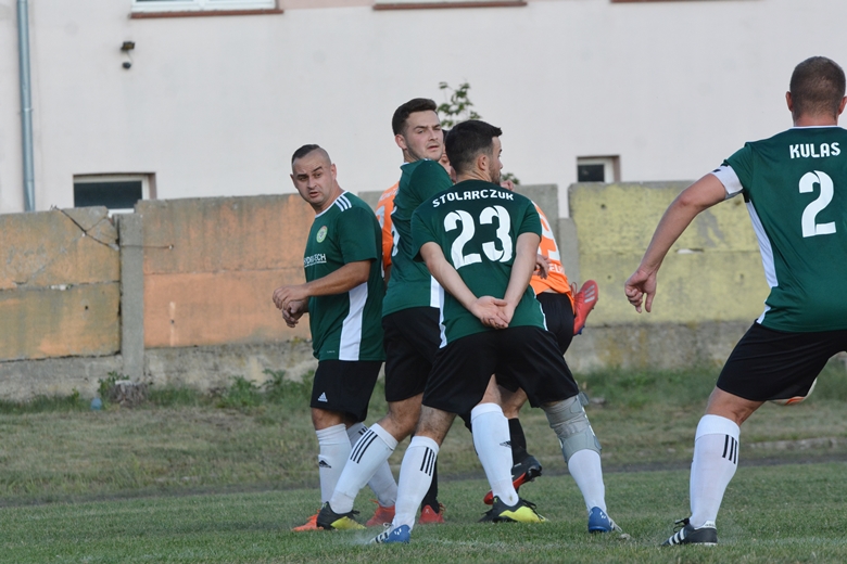 Pierwszy pojedynek Zielonych Rakoszyce w A-klasie