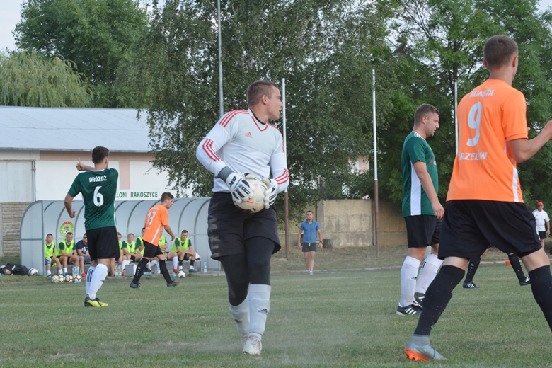 Pierwszy pojedynek Zielonych Rakoszyce w A-klasie