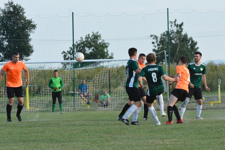 Pierwszy pojedynek Zielonych Rakoszyce w A-klasie