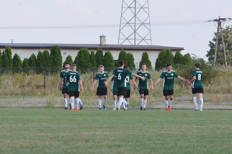 Pierwszy pojedynek Zielonych Rakoszyce w A-klasie