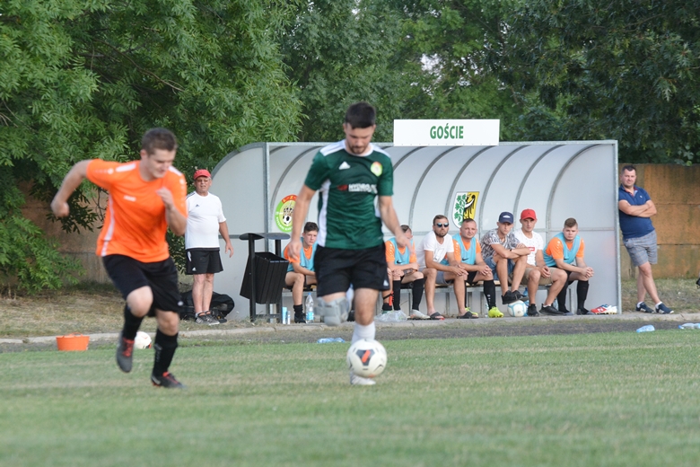 Pierwszy pojedynek Zielonych Rakoszyce w A-klasie