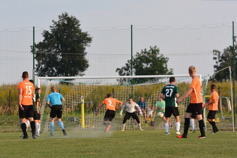 Pierwszy pojedynek Zielonych Rakoszyce w A-klasie