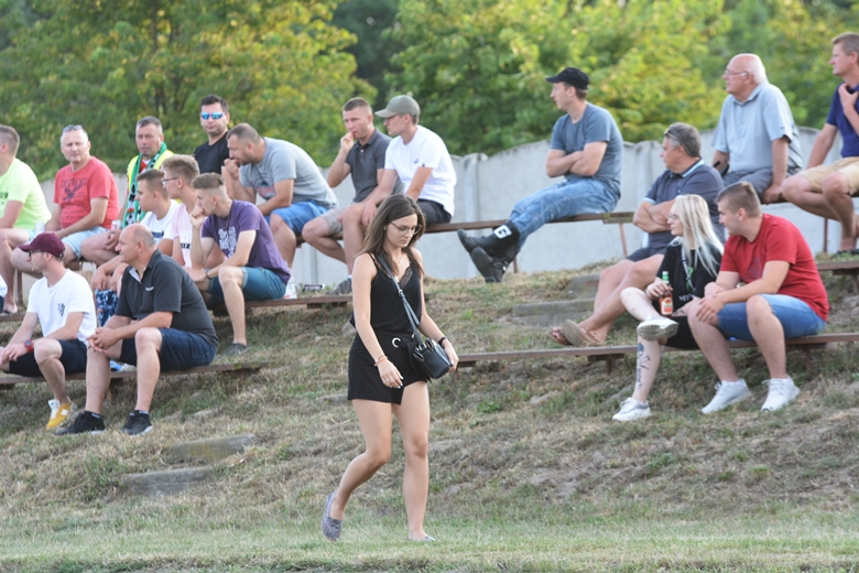 Pierwszy pojedynek Zielonych Rakoszyce w A-klasie