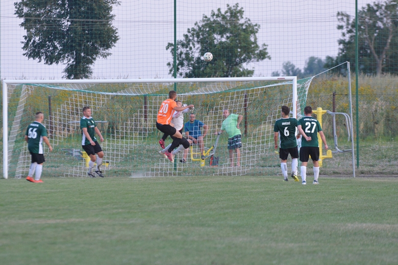 Pierwszy pojedynek Zielonych Rakoszyce w A-klasie
